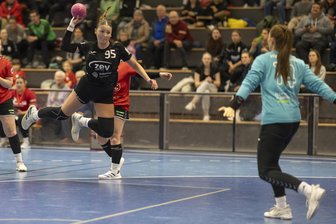BSV Sachsen Zwickau: Juniorteam kann im Derby nur eine Halbzeit mithalten - Ella Klemm (am Ball) steuerte beim HV Chemnitz sechs Tore für den BSV Sachsen Zwickau bei. Die Niederlage der Gäste verhinderte das nicht.