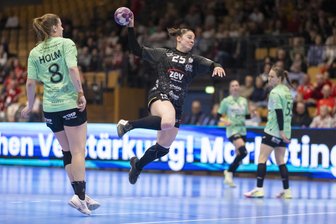 BSV Sachsen Zwickau kämpft im Ostderby mit zu vielen Widrigkeiten - Zu selten kamen die Zwickauer Handballerinnen am Mittwochabend im Ostderby gegen den Thüringer HC so frei zum Wurf wie hier Lea-Sophie Walkowiak.