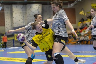 BSV Sachsen Zwickau kämpft um den Anschluss - So wie hier Arwen Gorb (r.) im Auswärtsspiel zuletzt in Dortmund müssen die Handballerinnen des BSV Sachsen Zwickau auf der Platte Selbstbewusstsein zeigen, um noch ein Wörtchen mitreden zu können im Kampf um Tabellenplatz 8.