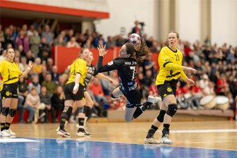 BSV Sachsen Zwickau kann Dortmunder Schwäche nicht ausnutzen - Nora Jakobsson van Stam (am Ball) und ihre Teamkameradinnen vom BSV Sachsen Zwickau kamen im Heimspiel gegen Borussia Dortmund zu selten so frei zum Wurf. Am Ende unterlagen sie dem Favoriten vor ausverkauftem Haus in der Sporthalle Neuplanitz.