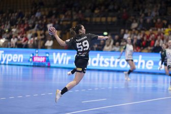 BSV Sachsen Zwickau: Katastrophale Startphase macht frühzeitig alle Hoffnungen zunichte - Völlig frei kam Kaho Nakayama in dieser Szene nach einem Tempogegenstoß zum Wurf, setzte den Ball dabei zwar in die richtige Ecke, aber nur an den Pfosten.