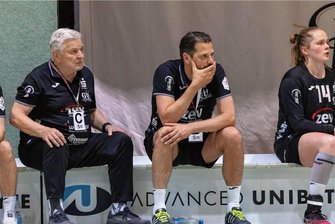 BSV Sachsen Zwickau: Klassenerhalt könnte zur Rechenaufgabe werden - BSV-Coach Norman Rentsch (Mitte) und Co-Trainer Dietmar Schmidt (links) müssen am Samstag auch zur Konkurrenz schauen. Nur wenn die patzt, hat Zwickau mit einem eigenen Sieg die Chance auf den direkten Klassenerhalt. 
