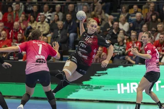BSV Sachsen Zwickau lässt im Ostderby gegen Halle-Neustadt keine Zweifel am ersten Saisonsieg aufkommen - Charlotte Kähr (am Ball) und die Handballerinnen des BSV Sachsen Zwickau konnten am Donnerstagabend im Ostderby gegen Halle-Neustadt den ersten Sieg in dieser Saison feiern.