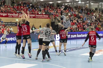 BSV Sachsen Zwickau: Leistung im Ostderby beim Thüringer HC bringt trotz Niederlage die Zuversicht zurück - Für Arwen Gorb (am Ball) vom BSV Sachsen Zwickau war das Ostderby der Handball Bundesliga Frauen beim Thüringer HC am Samstagabend eine besondere Angelegenheit. Immerhin reifte die 22-Jährige beim Klub aus Thüringen im Nachwuchs zur Bundesligaspielerin.