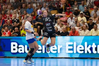 BSV Sachsen Zwickau: Linksaußen wechselt überraschend nach Frankreich - Das Foto zeigt Louise Cavanié (mit Ball) beim 27:21-Heimsieg zu Saisonbeginn gegen die HSG Blomberg-Lippe.