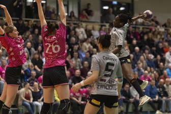 BSV Sachsen Zwickau mit Fehlstart und Lichtblick bei Niederlage in Metzingen - Ihr erster Auftritt im Trikot des BSV Sachsen Zwickau konnte sich sehen lassen: Déborah Kpodar (mit Ball) erwies sich mit neun Toren auf Anhieb als erfolgreichste Torschützin.