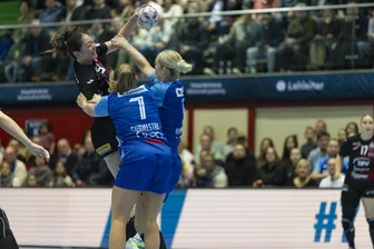 BSV Sachsen Zwickau muss in Neckarsulm einen herben Dämpfer einstecken - Kaho Nakayama (links) und die Handballerinnen des BSV Sachsen Zwickau waren am Dienstagabend in Neckarsulm chancenlos.