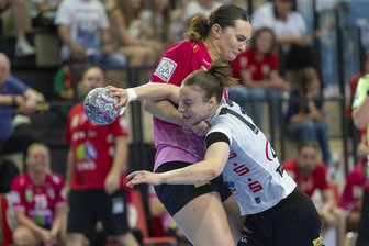 BSV Sachsen Zwickau muss vor hartem Kampf in Halle die nächste Hiobsbotschaft verkraften - Wenig zimperlich zu Werke ging der SV Union Halle-Neustadt am Samstag im Derby. Das bekam unter anderem BSV-Spielerin Jasmina Gierga zu spüren.