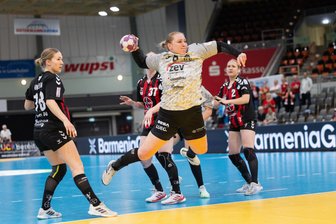 BSV Sachsen Zwickau muss weiter um den Klassenerhalt zittern - Mehr Krampf als Handballkunst war das Spiel des BSV Sachsen Zwickau – im Foto Kreisläuferin Laura Szabo – am Mittwochabend beim TSV Bayer 04 Leverkusen.