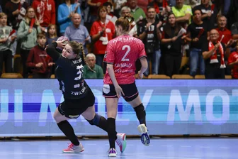 BSV Sachsen Zwickau: Nach Auswärtsklatsche gilt es ungewohnt schnell den Erfolgsfokus wieder zu finden - Kreisläuferin Victoria Hasselbusch (links) peilt mit dem BSV Sachsen Zwickau am Samstag gegen die Sportunion Neckarsulm den zweiten Heimsieg in Folge nach dem Erfolg gegen Metzingen an.