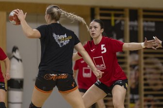 BSV Sachsen Zwickau: Nataša Ćorović ist auch ohne eigene Tore ein wichtiger Faktor für den Erfolg - Das Foto aus dem Testspiel in Most zeigt die typische Position von Nataša Ćorović beim BSV Sachsen Zwickau: als aufmerksame Führungsspielerin in der Abwehr.
