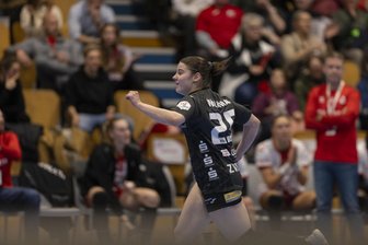 BSV Sachsen Zwickau: Neue Ticketaktion soll für volle Ränge zur ungewohnten Spielzeit sorgen - Lea-Sophie Walkowiak und die Handballerinnen des BSV Sachsen Zwickau hoffen am Mittwochabend für erneut gute Unterstützung von den Zuschauerrängen.