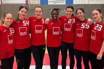BSV Sachsen Zwickau: Neuzugang Déborah Kpodar kommt nach Verletzungsausfall wie gerufen - Seit Montag gehört Déborah Kpodar (Mitte) beim Training der Zwickauer Bundesliga-Handballerinnen mit dazu. Am Samstag bestreitet die Französin ihr erstes Spiel für ihren neuen Verein.