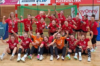 BSV Sachsen Zwickau: Perfekter Einstand für die B-Jugend in der Bundesliga - Erstes Bundesligaspiel, erster Sieg - die B-Jugend des BSV Sachsen Zwickau um Trainerin Daniela Diener (hinten links) konnte am Sonntag nach der Partie beim HC Leipzig ausgelassen jubeln.