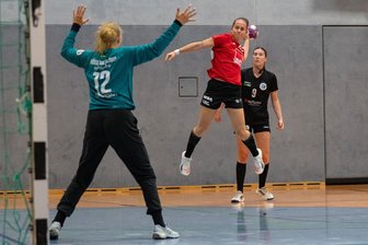 BSV Sachsen Zwickau probiert im ersten Test drei Abwehr-Varianten aus - BSV-Neuzugang Tereza Eksteinova kommt frei zum Wurf. Die offensivere Ausrichtung in der Abwehr soll Zwickau mehr leichtere Tore ermöglichen.