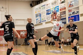 BSV Sachsen Zwickau: Ratlos nach der Heimpleite gegen Bayer Leverkusen - In der Abwehr des BSV taten sich immer wieder große Lücken auf. Hier können Natasa Corovic, Laila Ihlefeldt und Simona Madzovska (von links) die Bayer-Spielerin Johanna Andresen nicht am Abschluss hindern.