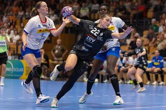 BSV Sachsen Zwickau: Rückraumspielerin verlässt Verein auf eigenen Wunsch - Nach nur einem Jahr in Zwickau verlässt Rückraumspielerin Arwen Gorb (am Ball) den BSV Sachsen Zwickau auf eigenen Wunsch.