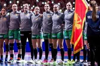 BSV Sachsen Zwickau: Rückraumspielerin verpasst Halbfinale der Weltmeisterschaft knapp - Natasa Corovic (Vierte von links) verpasste mit der Nationalmannschaft Montenegros bei der Weltmeisterschaft den Einzug ins Halbfinale.