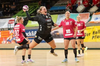 BSV Sachsen Zwickau schafft mit Schlussspurt den Einzug ins Viertelfinale des DHB-Pokals - Die am Kreis frei gespielte Laura Szabo erzielt für Zwickau im Pokalspiel bei den Füchsen Berlin eines ihrer sieben Tore.