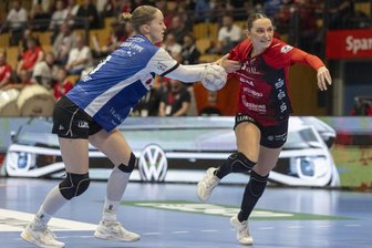 BSV Sachsen Zwickau schnuppert beim Torfestival an der Überraschung - Silje Brøns Petersen (hier rechts im Heimspiel gegen Blomberg) war mit neun Toren am Samstag erfolgreichste Werferin des BSV Sachsen Zwickau. Am Ende aber reichten 38 Treffer der Westsächsinnen nicht zum Sieg bei der HSG Bensheim/Auerbach.