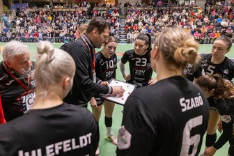BSV Sachsen Zwickau setzt gegen Buxtehuder SV auf Matchplan mit und ohne Fake - Die Taktiktafel spielt in den Auszeiten des BSV Sachsen Zwickau stets eine große Rolle. Trainer Norman Rentsch (am Brett) und sein Assistent Dietmar Schmidt (links) hoffen, der Mannschaft auch fürs Heimspiel am Samstag gegen Buxtehude den richtigen Matchplan an die Hand zu geben.