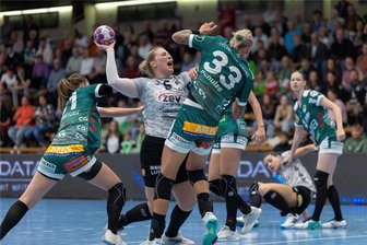BSV Sachsen Zwickau: Siebenmeter-Drama führt zu Niederlage in Göppingen - Kreisläuferin Laura Szabo (am Ball) und ihre Mitspielerinnen vom BSV Sachsen Zwickau hatten vor allem in der zweiten Halbzeit einen schweren Stand.