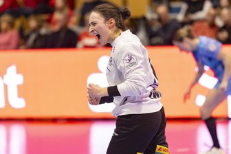 BSV Sachsen Zwickau: Sieg trotz deftiger Niederlage stark - BSV-Keeperin Thara Sieg feiert sich im Spiel gegen Bensheim/Auerbach nach einer Parade.