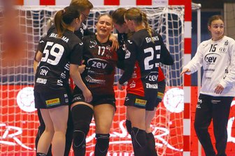 BSV Sachsen Zwickau: So geht es Charlotte Kähr nach dem Schockmoment im Heimspiel gegen Göppingen - Gestützt von Physiotherapeut Eric Kugler und ihren Teamkolleginnen musste Charlotte Kähr am Samstag nach der Verletzung vom Feld begleitet werden.