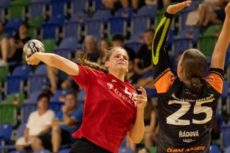 BSV Sachsen Zwickau: So lief das Testspiel bei Banik Most - Laura Nagy (rechts) steigt zum Sprungwurf hoch. Sie erzielte am Mittwoch in Most fünf Tore für Zwickau. Foto: Marko Unger