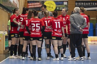 BSV Sachsen Zwickau: So sieht es personell für den Abstiegsgipfel beim Buxtehuder SV aus - Beim Sieg in Buxtehude vor zwei Wochen (Foto) musste BSV-Trainer Norman Rentsch kaum korrigierend eingreifen. Am Samstag geht es um alles oder nichts.