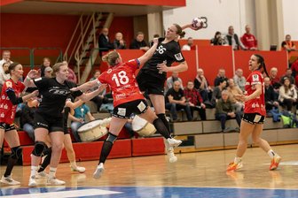 BSV Sachsen Zwickau: So wehrte sich das Juniorteam ohne seine Top-Torschützin gegen Rostock - Laura Nagy vom Zwickauer Juniorteam (am Ball) war mit zwölf Treffern am Sonntag die erfolgreichste Werferin des Spieles.