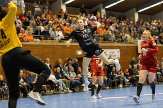 BSV Sachsen Zwickau: Starke erste Halbzeit beim Meister und kuriose Absage bei der Konkurrenz - Emma Montag erzielt einen ihrer vier Treffer für den BSV Sachsen Zwickau beim Meister Bietigheim.
