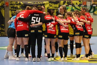 BSV Sachsen Zwickau steht schon vor Anpfiff bei Borussia Dortmund auf verlorenem Posten - Viel mehr als sie sechs Feldspielerinnen, hier vor dem Anpfiff, hatte der BSV Sachsen Zwickau in Dortmund nicht zur Verfügung.