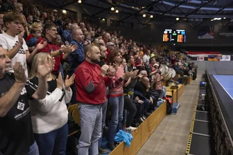 BSV Sachsen Zwickau steuert erstmals auf ausverkauftes Heimspiel in der Stadthalle zu - Bisher blieben die Tribünenplätze in den Rundungen der Stadthalle (im Hintergrund) stets leer. Am Montag dürften sie erstmals ebenso voll sein wie die Tribünen auf den Längsseiten.