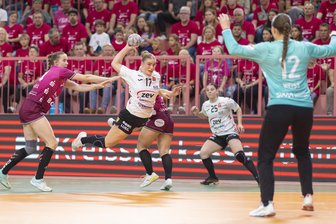 BSV Sachsen Zwickau: Taktischer Schachzug bringt nach katastrophalem Start zu wenig Erfolg - Sechs Tore gelangen Charlotte Kähr am Samstag (am Ball) im Auswärtsspiel des BSV Sachsen Zwickau bei der TuS Metzingen.