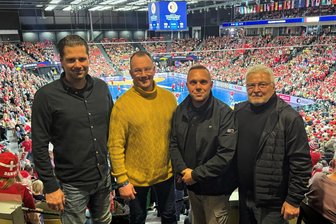 BSV Sachsen Zwickau: Trainer bringt Wunschliste von der WM mit - Gemeinsam mit Co-Trainer Dietmar Schmidt, Teammanager Lars Radecker und Heiko Dubiel (von rechts), der unter anderem im Livestream die Spiele des BSV Sachsen Zwickau kommentiert, fuhr Coach Norman Rentsch (links) zur Handball-Weltmeisterschaft nach Dänemark. Dort nahm er auch mögliche neue Spielerinnen ins Visier.