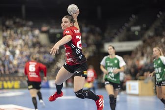 BSV Sachsen Zwickau: Trainer Norman Rentsch fordert „60 Minuten sehr intelligenten Handball“ - Damit zum Beispiel Lea Walkowiak als Außenspielerin so frei zum Wurf kommt wie hier in Oldenburg, fordert Trainer Norman Rentsch intelligenten Handball beim BSV Sachsen Zwickau.