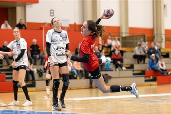BSV Sachsen Zwickau: Trainingsspiel gegen Thüringer HC wird klare Angelegenheit - Die Zwickauerinnen kamen gegen den THC nur selten so frei zum Wurf wie Nora Jakobsson van Stam in dieser Szene.