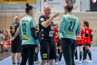 BSV Sachsen Zwickau überrascht mit Neuverpflichtung vom Absteiger Halle-Neustadt - 14 Jahre lang stand Thomas Müller (Mitte) in Diensten des SV Union-Halle-Neustadt. Jetzt wechselt der Torwarttrainer zum BSV.