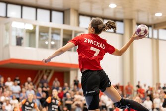 BSV Sachsen Zwickau überzeugt im stimmungsvollen Testspiel - Nora Jacobson van Stam (Foto) und die Bundesliga-Handballerinnen des BSV Sachsen Zwickau lieferten am Donnerstagabend gegen den tschechischen Serienmeister Banik Most eine überzeugende Vorstellung ab. Den ersten Heimauftritt der neuformierten Mannschaft wollten sich zahlreiche Anhänger nicht entgehen lassen.