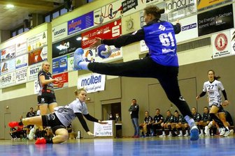 BSV Sachsen Zwickau untermauert Aufstiegsambitionen - BSV-Spielerin Alisa Pester (li. weißes Trikot) vor dem gegnerischen Tor.