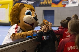 BSV Sachsen Zwickau: Verabschiedet sich Maskottchen Sachsenleo mit dem Klassenerhalt? - Maskottchen Sachsenleo ist bei den Heimspielen des BSV Sachsen Zwickau ein beliebter Fotopartner.