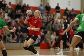 BSV Sachsen Zwickau verdient sich im ersten Testspiel viel Applaus seiner Fans - Laura Penzes ist eine von sieben neuen Spielerinnen beim BSV Sachsen Zwickau. Am Donnerstagabend lief sie das erste Mal gemeinsam mit dem Team im Testspiel gegen die SG Kirchhof auf.