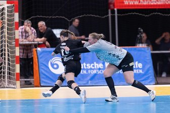 BSV Sachsen Zwickau verliert im Abstiegskampf seine Leichtigkeit - In der Abwehr fanden die Handballerinnen des BSV Sachsen Zwickau – hier im Bild Laura Szabo – in Leverkusen nie den nötigen Zugriff.