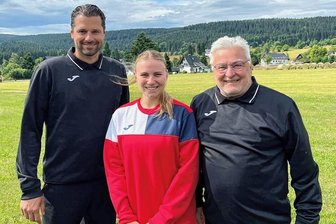 BSV Sachsen Zwickau verpflichtet deutsche Meisterin - Emma Montag (Mitte) mit Zwickaus Trainer Norman Rentsch (links) und Co-Trainer Dietmar Schmidt. Das Foto entstand im Trainingslager im Erzgebirge.