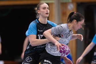 BSV Sachsen Zwickau verpflichtet Leistungsträgerin von Playdown-Konkurrent Buxtehude - Derzeit noch Konkurrentinnen, ab Sommer Teamkolleginnen: Am Donnerstag gab der BSV Sachsen Zwickau die Verpflichtung von Charlotte Kähr –links im Zweikampf mit Zwickaus Kaho Nakayama – vom Buxtehuder SV bekannt.