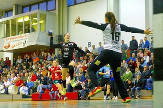 BSV Sachsen Zwickau verschenkt Punkt - Jenny Choinowski (Zwickau) überwindet Torhüterin Dora Elbert (Herrenberg).