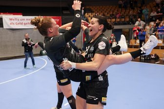 BSV Sachsen Zwickau: Vier Gründe für den Erfolg gegen den amtierenden Pokalsieger aus Metzingen - So ausgelassen wie Kapitänin Simona Madjovska (rechts) und Louise Cavanié (links) jubelte am Samstagabend das gesamte Team der Bundesliga-Handballerinnen des BSV Sachsen Zwickau.