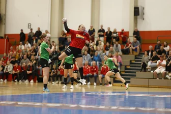 BSV Sachsen Zwickau: Vier Punkte, die beim Testspielerfolg gegen Kirchhof auffielen - Den ersten Testspielauftritt von Laura Szabo (beim Wurf) und den Bundesliga-Handballerinnen des BSV Sachsen Zwickau wollten am Donnerstagabend viele Fans sehen.