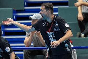 BSV Sachsen Zwickau vor dem Heimspiel gegen Bayer Leverkusen: Klare Forderungen an Mannschaft und Fans - Da geht es lang: Zwickaus Trainer Norman Rentsch hat konkrete Vorstellungen, wie sein Team am Samstag im Heimspiel gegen Bayer Leverkusen auftreten soll.
